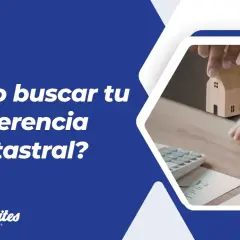 ¿Cómo buscar tu referencia catastral? Manos con casas de madera, calculadora y gráficos.