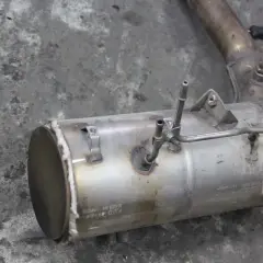 Filtr DPF z widocznymi rurkami. Zastanawiasz się, co ile wypala się DPF? To zależy od stylu jazdy i jakości paliwa.
