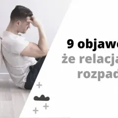 Para siedzi plecami do siebie, smutna, jakby osoba w depresji wycofywała się ze związku. Tekst: "9 objawów, że relacja się rozpada".
