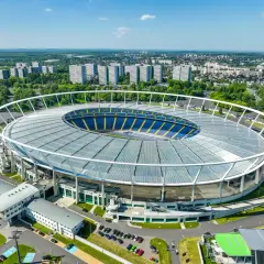 Stadion Śląski w Chorzowie, znany z imponującej pojemności, pomieści tysiące kibiców.