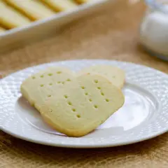 Pyszne ciasteczka shortbread, idealne do kawy. Prosty przepis na domowe wypieki.
