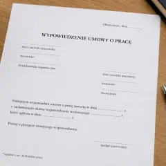 Dokument wypowiedzenia umowy o pracę, z polami do wypełnienia. Widać nagłówek "WYPOWIEDZENIE UMOWY O PRACĘ" i tekst o zachowaniu okresu wypowiedzenia.