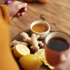 Przygotowanie rozgrzewającego napoju z miodu, imbiru i cytryny.