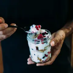 Yogurt con frutti di bosco e granola, perfetto yogurt prima della palestra per un pieno di energia.