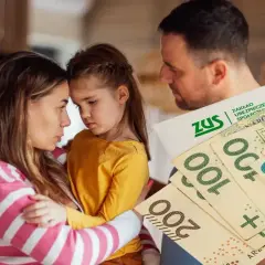 Rodzina martwi się, ile wynosi renta rodzinna. ZUS i pieniądze w tle.