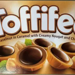 Pudełko Toffifee z orzechami laskowymi, karmelem i czekoladą.