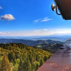 Widok z wieży widokowej na Beskid Sądecki. Jesienne kolory lasów i łagodne wzgórza zapraszają na gorc szlaki.