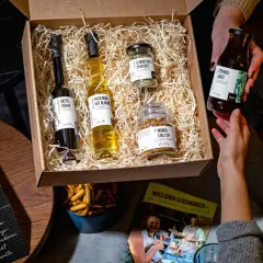 Ein liebevoll gepackter Geburtstagskorb mit Balsamico, Olivenöl, Gewürzen und Teriyaki-Sauce. Perfekt für Genießer!