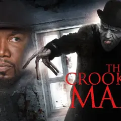 Przerażający, pokręcony mężczyzna w kapeluszu zbliża się do przerażonej kobiety i mężczyzny. Tytuł filmu: "The Crooked Man".