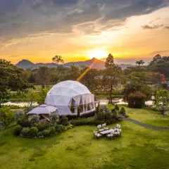 Glamping co to? Luksusowy namiot kopułowy w otoczeniu zieleni, z widokiem na zachód słońca. Idealne miejsce na relaks.