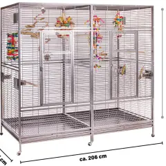 Duża, metalowa klatka dla nimfy, wyposażona w liczne zabawki i żerdzie. Wymiary: wys. 220 cm, szer. 206 cm, gł. 101,5 cm.