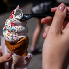 Słodkie lody włoskie z posypką, idealne na upalny dzień. Kto by się przejmował kcal, gdy jest tak pysznie?