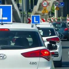Samochody z tabliczką "L" na dachu, przygotowujące się do egzaminu na prawo jazdy. Kod 78 to kategoria pojazdów, które można prowadzić po zdaniu tego egzaminu.