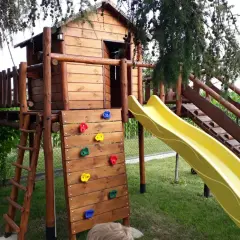 Jak zbudować bezpieczny plac zabaw DIY w ogrodzie? Poradnik.