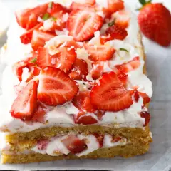 Ein saftiger Erdbeerkuchen, perfekt für jedes Erdbeerkuchen Rezept. Mit frischen Erdbeeren und viel Sahne belegt.