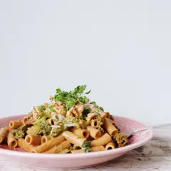 En läcker vegetarisk pasta med broccoli och valnötter, toppad med färska örter.