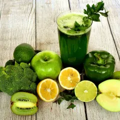 Zielony koktajl i świeże warzywa oraz owoce: brokuły, jabłka, kiwi, cytryny, limonka, papryka. Idealne składniki, by dowiedzieć się, jak oczyścić jelita.