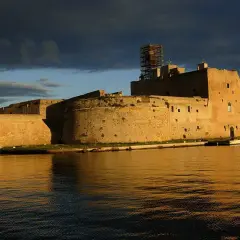 Zamek Aragonese w Brindisi, imponująca forteca nad wodą, to obowiązkowy punkt na mapie "Brindisi co zobaczyć".