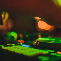 DJ na wesele: Kluczowe pytania, które musisz zadać przed rezerwacją