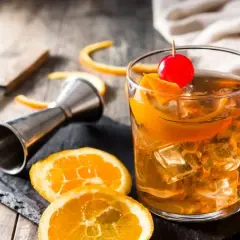 Z czym mieszać whisky? Odkryj najlepsze połączenia i przepisy