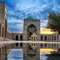 Bujna zieleń drzewa i odbijające się w wodzie zdobione budowle. Uzbekistan z kim graniczy? To kraj w Azji Środkowej, otoczony przez Kazachstan, Turkmenistan, Kirgistan, Tadżykistan i Afganistan.