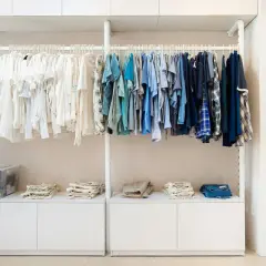 En garderob med vita och blå kläder, inklusive flera plagg från Vero Moda.