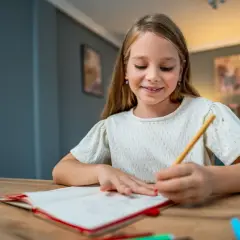 Co to jest nauczanie stacjonarne i jak różni się od innych form edukacji?