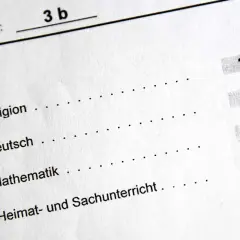 Zeugnisbemerkungen Bayern: Klasse 3b mit Noten für Religion (1), Deutsch (2), Mathematik (2) und Heimat- und Sachunterricht (2).
