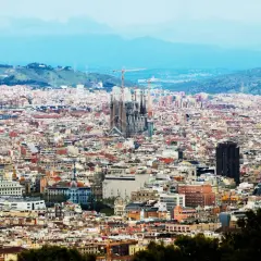Widok na Barcelonę z Sagradą Familią w tle. Marzysz o bezpośrednich lotach do Barcelony z Polski?