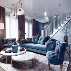 Elegancki salon w stylu art deco nowoczesny. Miękkie, granatowe meble, marmurowe stoliki i fioletowe zasłony tworzą przytulną atmosferę.