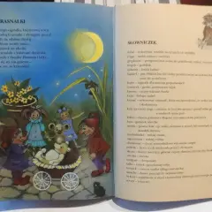 Ilustracja do wierszy Marii Konopnickiej: krasnoludki bawią się z misiem w wózku, nocą, przy blasku księżyca.