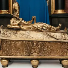 Złota trumna z postacią śś. Wojciecha, jego atrybuty: pastorał i księga. Bogate płaskorzeźby przedstawiają sceny z życia świętego.