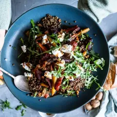 Ein köstlicher Linsensalat mit Rucola, Ziegenkäse und geröstetem Gemüse. Ein tolles Rezept für einen gesunden Linsensalat.