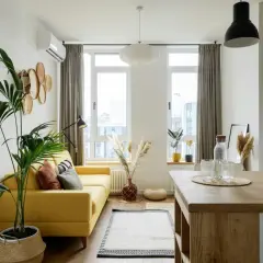 Canapé jaune vif dans un salon lumineux avec des plantes et des paniers décoratifs.