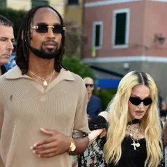 Madonna y su pareja, Josh Popper, pasean juntos, rodeados de seguridad.