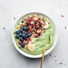 Grön smoothiebowl med blåbär, banan och granola. Perfekt för frukost tips!