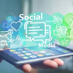 Grafika przedstawia narzędzia do monitorowania social media: ikony sieci, wiadomości, powiadomień i interakcji na smartfonie.