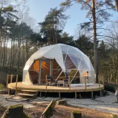 Glamping co to jest? To nowoczesny namiot geodezyjny w lesie, z tarasem i wygodnymi meblami. Idealne miejsce na relaks.