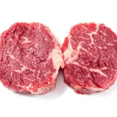 Två råa entrecôte-biffar med fin marmorering, perfekta för ett saftigt entrecote recept.