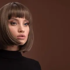 Elegancka kobieta z modną fryzurą bob i grzywką, zapowiedź trendów fryzury damskie 2026.