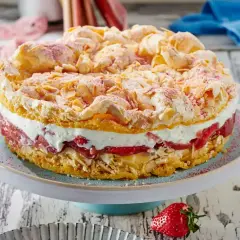 Ein köstlicher Rhabarber Baiser Kuchen mit einer cremigen Füllung und knusprigen Mandelsplittern.