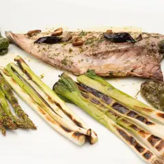 Pescado chicharro a la plancha con espárragos, pimientos de Padrón y cebolletas asadas.