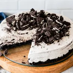 Pyszny sernik oreo na zimno, udekorowany pokruszonymi ciasteczkami. Idealny deser dla fanów czekolady i kremowej konsystencji.