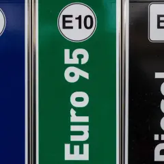Trzy dystrybutory paliwa: Euro 95 E5 (niebieski), Euro 95 E10 (zielony) i Diesel B7 (czarny). Wybierz odpowiednią benzynę e10.