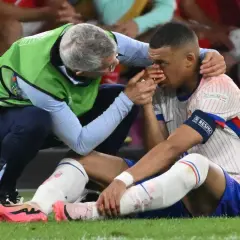 Piłkarz Francji, Kylian Mbappé, opatrywany po kontuzji podczas meczu Austria – Francja.