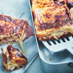 Un délicieux croque monsieur au four, doré et gratiné, avec du fromage fondant et du jambon. Un régal pour les papilles !