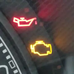 Spia olio motore accesa, ma l'olio c'è. La spia del motore è accesa. Un mistero sul cruscotto.