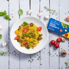 Pyszne spaghetti bezglutenowe z pomidorkami i pesto, idealne dla restauracji szukających opcji dla alergików.