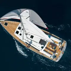 Vela genoa spiegata su un elegante yacht che solca il mare blu.