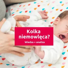 Płacz noworodka, który może oznaczać kolkę niemowlęcą. Rodzic próbuje uspokoić dziecko.